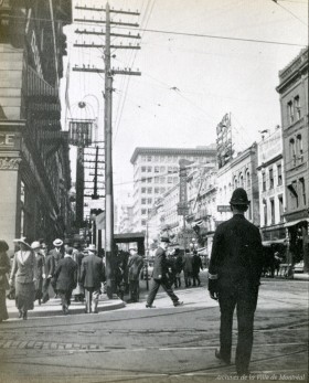 Sur la rue Young, à Toronto, en 1913. BM42-G2992.