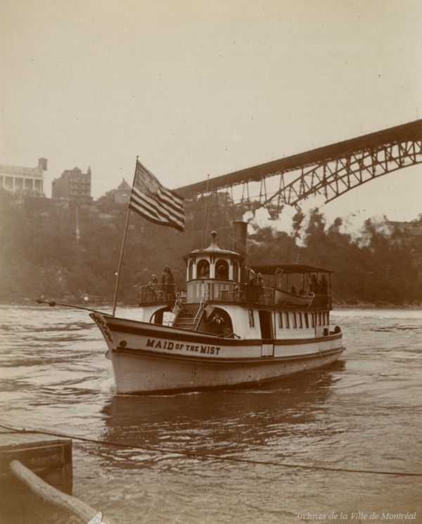Le "Maid of the mist", aux chutes du Niagara, en 1913. BM42-G2999.
