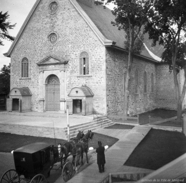 Église Sainte-Famille de Boucherville, photo d'Edgar Gariépy, 1924,  BM42-G2366