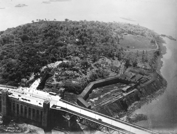 Accès à l'île Sainte-Hélène par le pont Jacques-Cartier, 1930, VM6-D1901-17-4-015