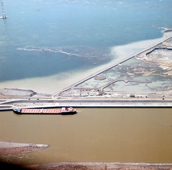 La construction de l'île Notre-Dame longeant la Voie Maritime (terminée en 1959), mai 1964, VM94-Ad022-017