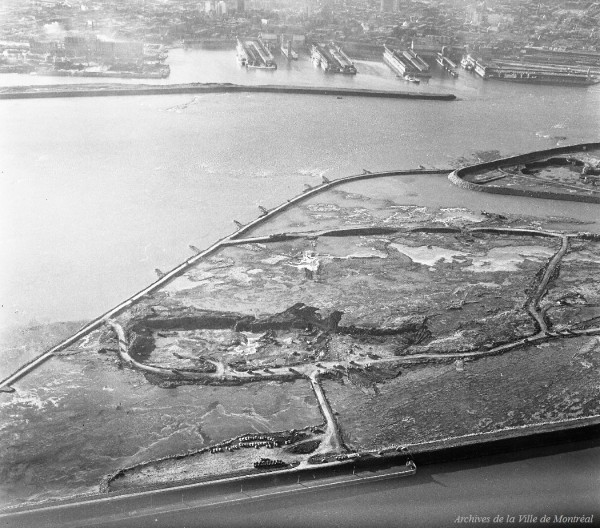 Vue aérienne de la construction de l'île Notre-Dame, photo Louis-Philippe Meunier, 22 octobre 1963, VM94-EX021-006