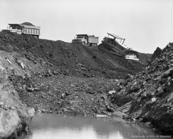 Travaux de remplissage et de construction de digues sur le site de l'Expo 67. juin 1964, VM94-EX034-006