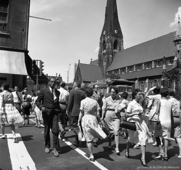Coin Université (Robert-Bourassa) et Sainte-Catherine. - 9 août 1963. Photo par Yvon Bellemare. VM94-A0107-007. Archives de la Ville de Montréal.