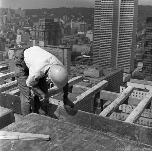 Ouvrier au travail, centre-ville de Montréal. – 19 juin 1964. Photo par Maurice Macot. VM94-A0153-055. Archives de la Ville de Montréal.