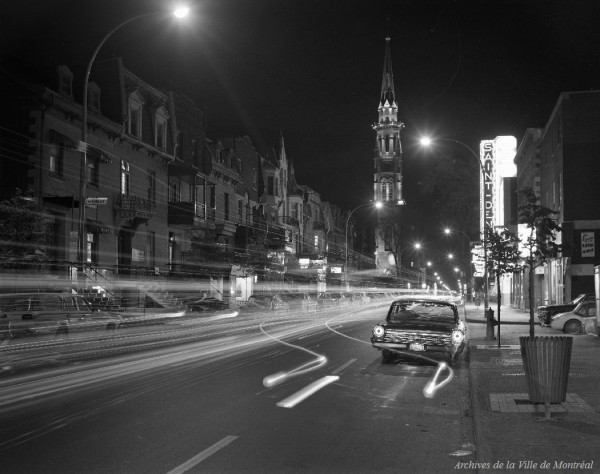 Rue Saint-Denis. - 6 octobre 1966. Photo par Henri Rémillard. VM94-A0398-002. Archives de la Ville de Montréal.