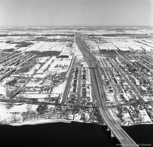 Autoroute des Laurentides à Laval, avec la rivière des Prairies et le pont Médéric Martin au premier plan. Photo Yvon Bellemare, 15 mars 1966, VM94-B001-001