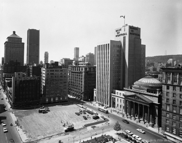 Lot vacant qui accueillera la Banque canadienne nationale et Banque de Montréal, 4 août 1965, VM94-A0226-001