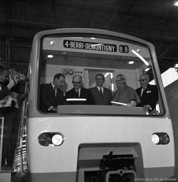 Livraison des première voitures du métro en présence du maire Jean Drapeau, du président Lucien Saulnier, du cardinal Paul-Émile Léger et de Lucien L’Allier, photo de Robert Vandensteene, 24 août 1965, VM94-M162-030