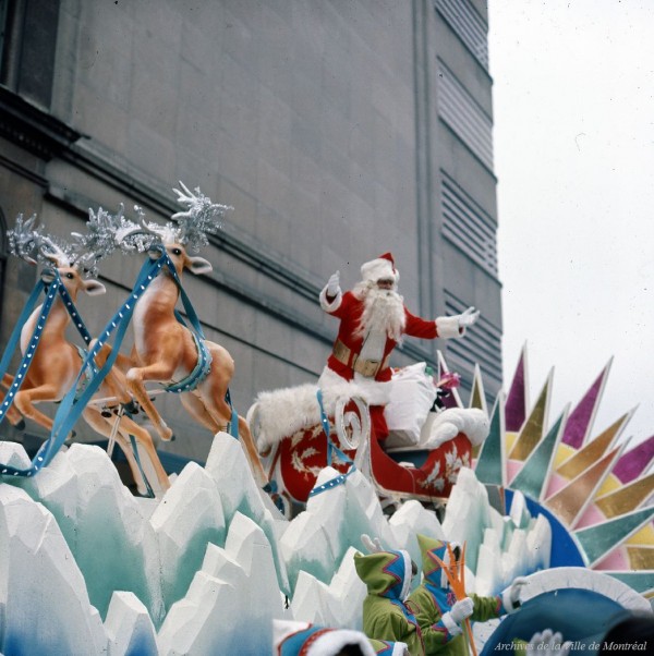 Défilé du père Noël devant le grand magasin Eaton, 1965. VM94-Ud032-024
