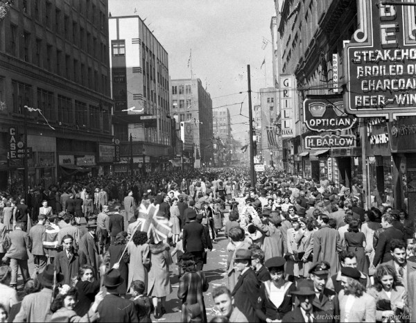 Manifestation montréalaise lors de la fin de la Seconde Guerre mondiale. 1945. P500-Y-1_022-016