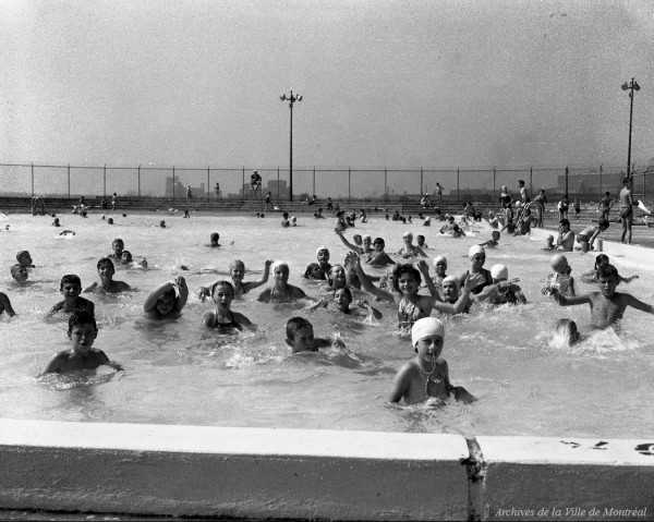 Dans les piscines de l’île Sainte-Hélène, 14 août 1953. VM105-Y-1_0029-010. 