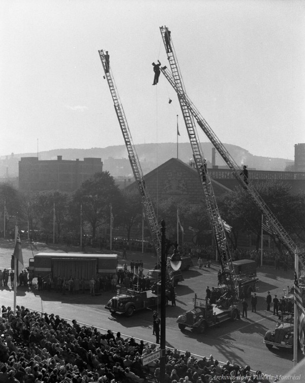 Démonstration de pompiers sur le Champ-de-Mars, 23 septembre 1953. VM105-Y-1_0041-006. 