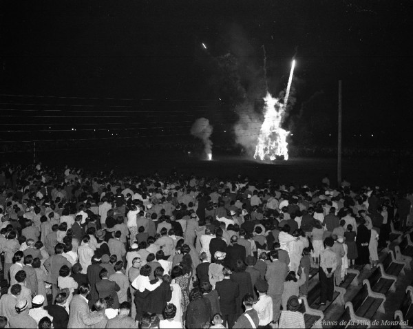 Le feu de la Saint-Jean au parc La Fontaine, le 23 juin 1954. VM105-Y-1_0136-005.