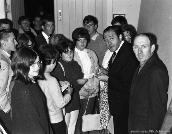 Raymond Lévesque signant des autographes au théâtre de verdure, 1965, VM94-S52-014