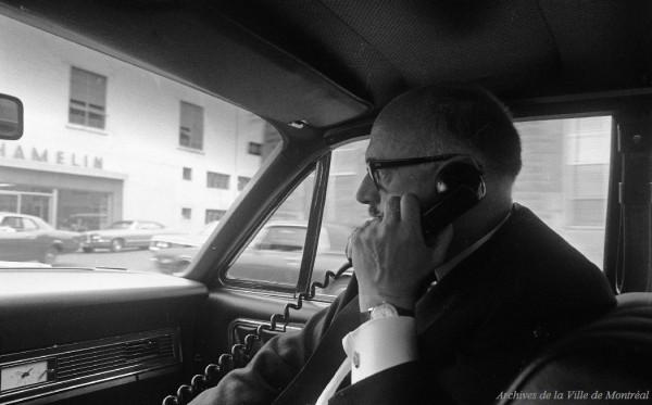 Le maire Jean Drapeau au téléphone, photo de Gordon Beck, 31 juillet 1968, VM94-EX189-053