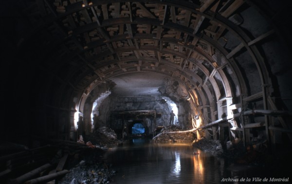 Excavation souterraine d’un tunnel du métro. 1963. VM94-Md02-037. Archives de la Ville de Montréal.