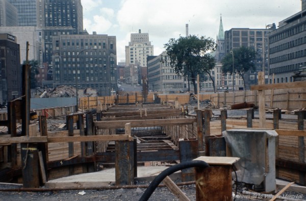 Construction de la station de métro Square-Victoria. Août 1965. VM94-Md21-005. Archives de la Ville de Montréal.