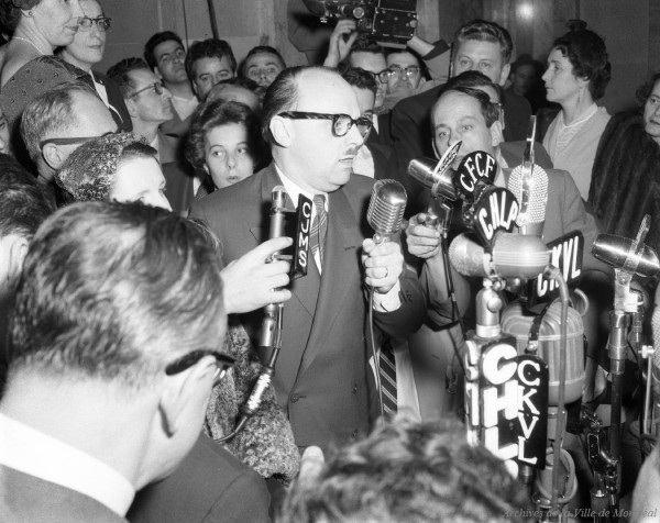 Victoire de Jean Drapeau à la mairie de Montréal, 22 octobre 1954, VM94-Z541-7. On y voit le journaliste René Lévesque.