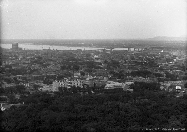 Vue générale de Montréal depuis le mont Royal en direction du pont Jacques-Cartier, photo Edgar Gariépy , 4 mai 1944, BM42-G1420