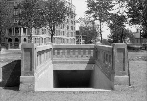 Tunnel piétonnier sous la rue Sherbrooke, face à l'hôpital Notre-Dame, vers 1934, VM94-Z80-2