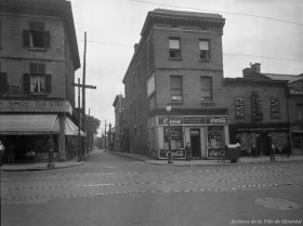 Scène d’un meurtre survenu à l'intersection Saint-Laurent et De la Gauchetière. - 12 août 1945. VM095-Y-1-1-1-D2. Archives de la Ville de Montréal.