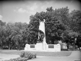 Monument à Dollard des Ormeaux. 12 juillet 1960. Jean-Paul Gill. VM94-A0054-006. Archives de la Ville de Montréal.