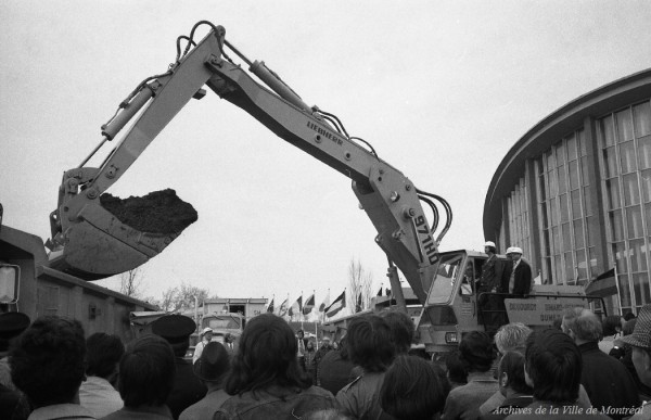 Inauguration des travaux des installations olympiques. Centre Pierre-Charbonneau. - 28 avril 1973. Photo par Robert Vandensteene. Archives de la Ville de Montréal. VM94-O15-028