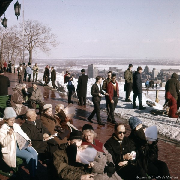 Bain de soleil hivernal sur le mont Royal. – 1965. VM94-Ad-027-022. Archives de la Ville de Montréal.