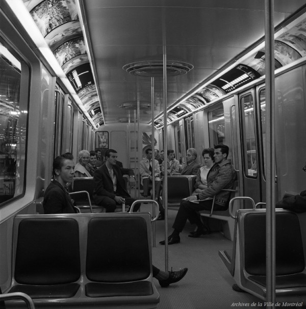 Visite d’une maquette grandeur nature d’une voiture de métro, présentée à l'exposition française au Palais du commerce. 24 octobre 1963. VM94-M029-015. Archives de la Ville de Montréal.