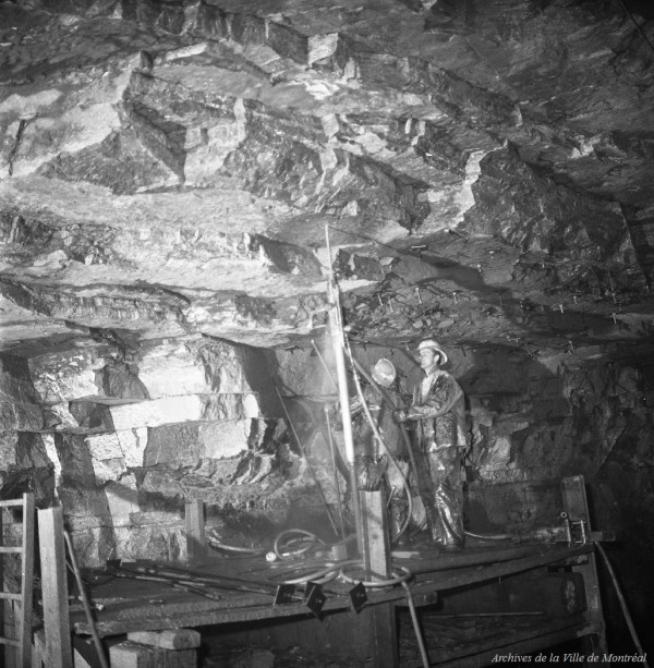 Travaux d'excavation à la station de métro Rosemont (renforcement du roc). 12 novembre 1963. VM94-M042-002. Archives de la Ville de Montréal.