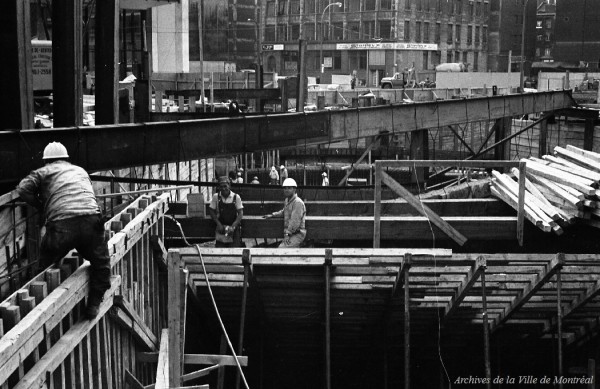 Travaux de construction de la station de métro Peel. 29 juillet 1965. VM94-M144-007. Archives de la Ville de Montréal.