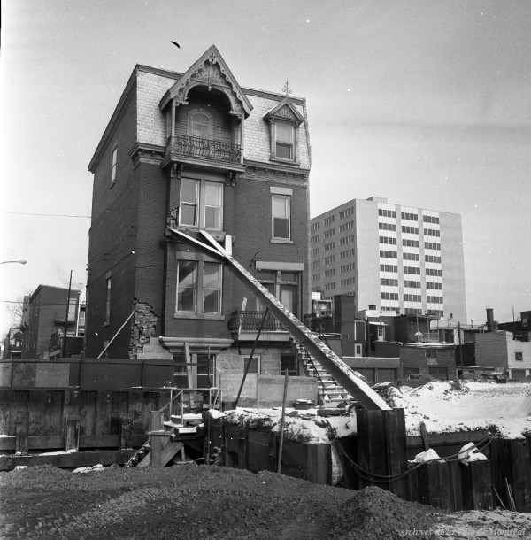 Bâtiment fragilisé par les travaux de construction de la station Sherbrooke aux abords de la rue Cherrier. 19 janvier 1965. VM94-M090-001. Archives de la Ville de Montréal.