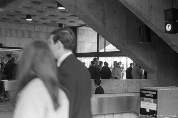 À la station de métro Île-Sainte-Hélène, le 28 avril 1967. P132-2_011-004. Archives de la Ville de Montréal.