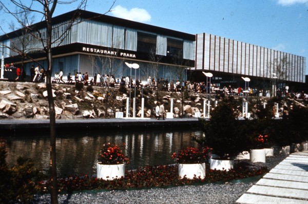 Le restaurant Praha situé à côté du pavillon de la Tchécoslovaquie. – 1967. Archives de la Ville de Montréal. VM94-EXd281-062