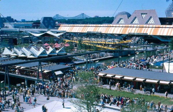 Foule sur le site d’Expo 67. – 1967. Arcihves de la Ville de Montréal. P123_2P053