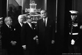 Le président Lyndon B. Johnson à la remise du Grand anneau du centenaire, accompagné du commissaire général de l’exposition universelle, monsieur Pierre Dupuy, et du premier ministre du Québec, Daniel Johnson. – 25 mai 1967. Archives de la Ville de Montréal. VM94-X018-046