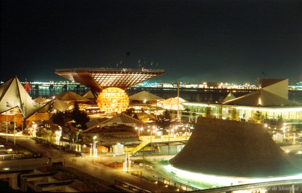 Vue d'ensemble des pavillons, la nuit. - 1967. Archives de la Ville de Montréal. VM97-Y_2P121