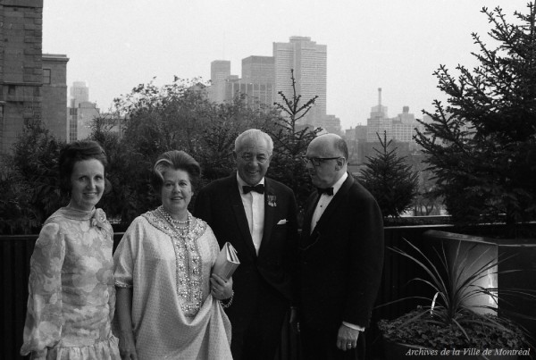 Marie-Claire Drapeau, le Premier ministre d'Australie, Harold Holt, et son épouse, Jean Drapeau. Terrasse de l'hôtel de ville. 5 juin 1967. VM94-X021-052. Archoives de la Ville de Montréal.