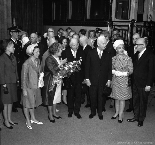 Jean Drapeau et Marie-Claire Drapeau accueillant le président de la République fédérale d'Allemagne, Heinrich Luebke, et son épouse. 13 juin 1967. VM94-X024-025. Archives de la Ville de Montréal.