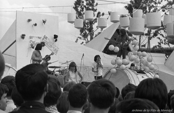 Les Sinners à Expo 67. Photo de Patricia Ling. P132-2_021-008. Archives de la Ville de Montréal.