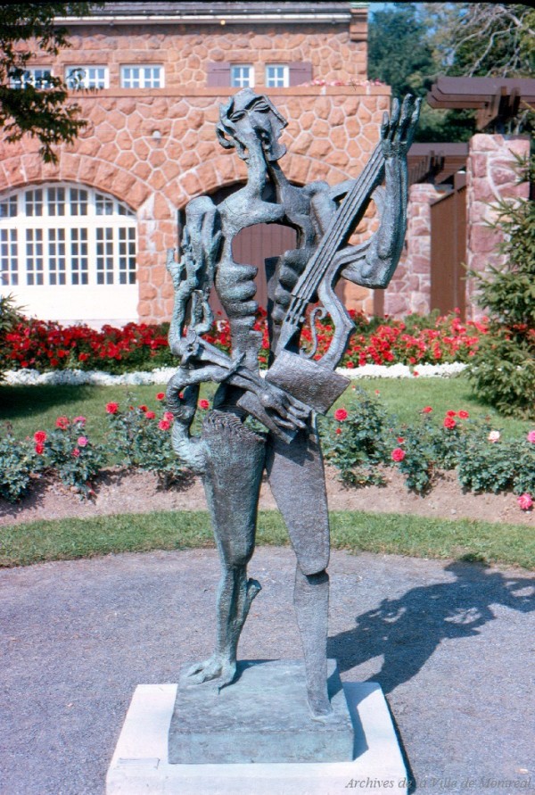 Sculpture et roses devant le restaurant Hélène-de-Champlain / Gilbert Ouellet. – 1967. Archives de la Ville de Montréal. P123_1P033