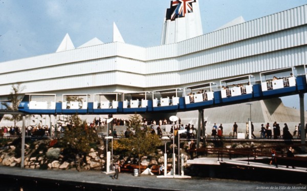 Le minirail circulant devant le pavillon de la Grande-Bretagne / Office national du film du Canada. – 1967. Archives de la Ville de Montréal. VM94-EXd281-067