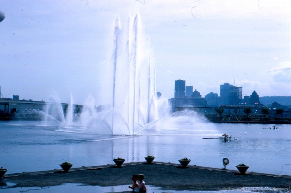 Fontaine du Lac des cygnes. / Gilbert Ouellet. – 1967. Archives de la Ville de Montréal. P123_1P013