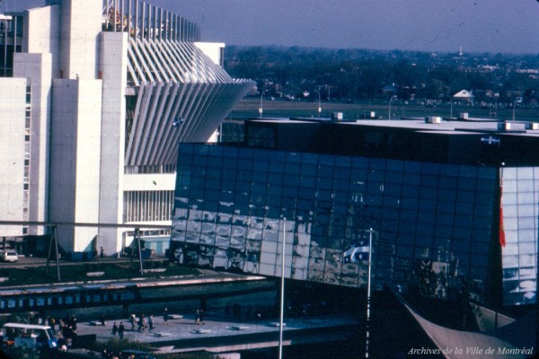Le pavillon du Québec, avec en arrière-plan celui de la France. - 1967. Archives de la Ville de Montréal. VM97-Y_4P072