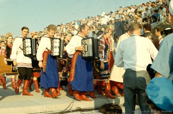Danseurs et musiciens ukrainiens / Michel Sokolyk. - 1967. Archives de la Ville de Montréal. P124_3P001