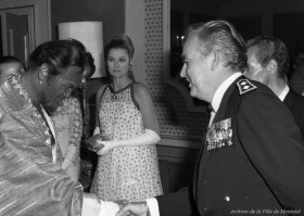 -Le prince Rainier, salué par Jon Vickers, interprète d’Otello dans l’opéra du même nom, avec la princesse Grace en arrière-plan. – 1967. Archives de la Ville de Montréal. 2_VM94-X035-129