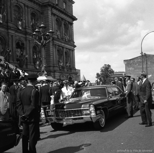 Départ du général Charles de Gaulle et de son épouse de l'hôtel de ville de Montréal. – 1967. Archives de la Ville de Montréal. VM94-X037-008