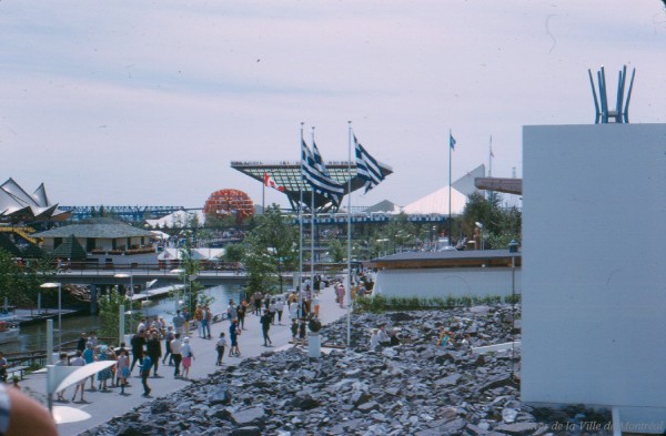 Pavillon de la Grèce, en premier plan, avec vue sur le site d’Expo 67, dont le pavillon du Canada / Gilbert Ouellet. – 1967. Archives de la Ville de Montréal. P123_2P05