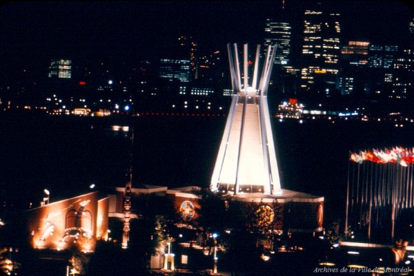 Pavillon des Indiens du Canada, la nuit. – 1967. Archives de la Ville de Montréal. VM97-Y_4P031